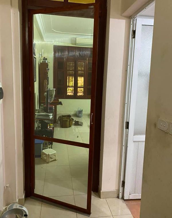 Mẫu cửa lưới chống muỗi màu vân gỗ đẹp