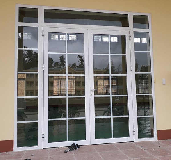Mẫu cửa nhôm kính xingfa màu trắng sứ đẹp
