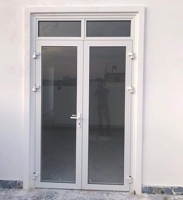 Mẫu cửa nhôm kính xingfa màu trắng sứ đẹp
