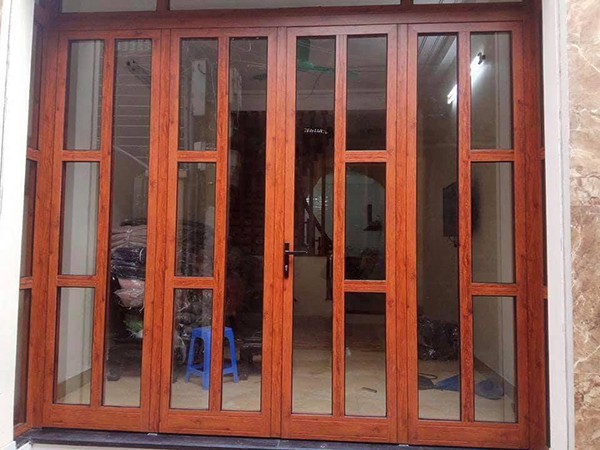 Mẫu cửa nhôm Xingfa đẹp màu vân gỗ đẹp