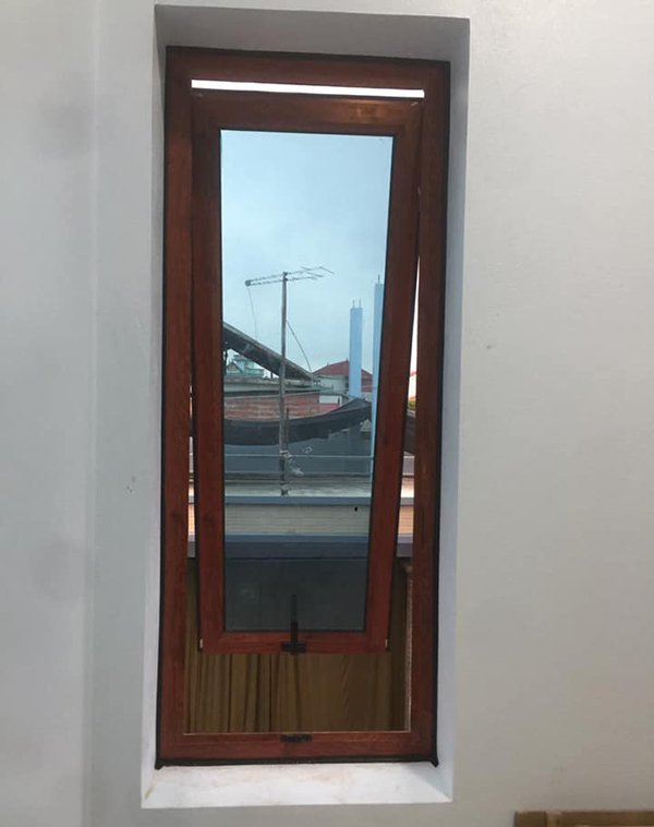 Mẫu cửa nhôm Xingfa đẹp màu vân gỗ đẹp
