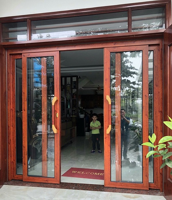 Mẫu cửa nhôm Xingfa đẹp màu vân gỗ đẹp