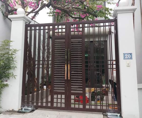 Mẫu cổng sắt hộp 2 cánh đẹp, đơn giản, hiện đại