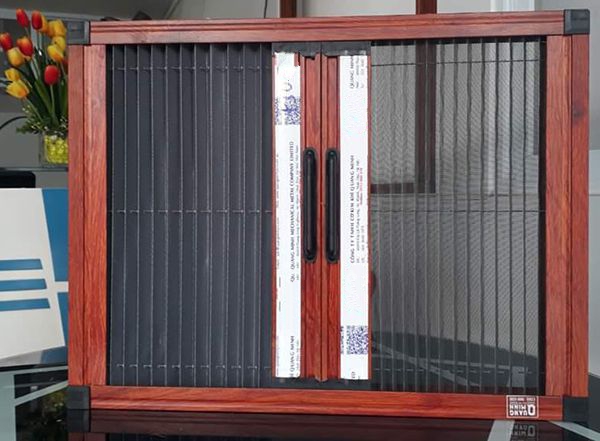 Mẫu cửa lưới chống muỗi màu vân gỗ XCKCLCM01