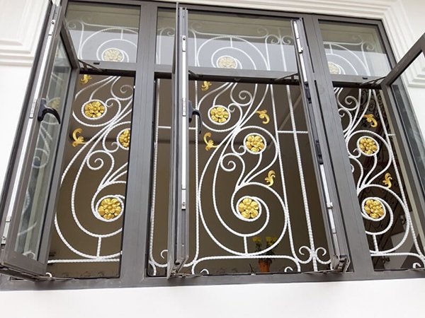 Mẫu cửa sổ sắt nghệ thuật cao cấp XCKCSS07