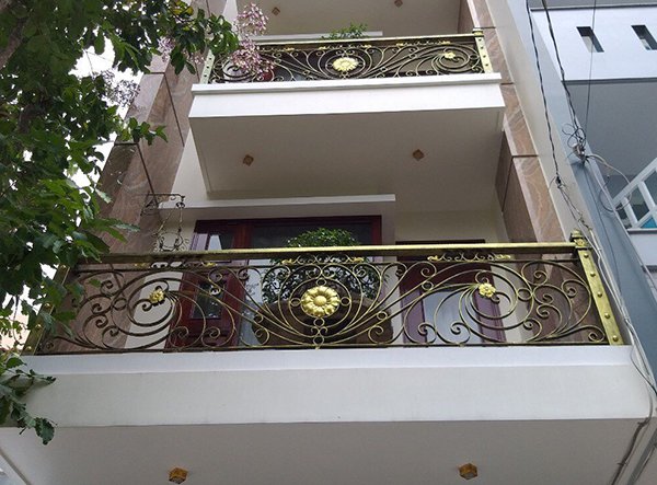 Mẫu lan can ban công sắt cao cấp, sang trọng XCKLCBC14