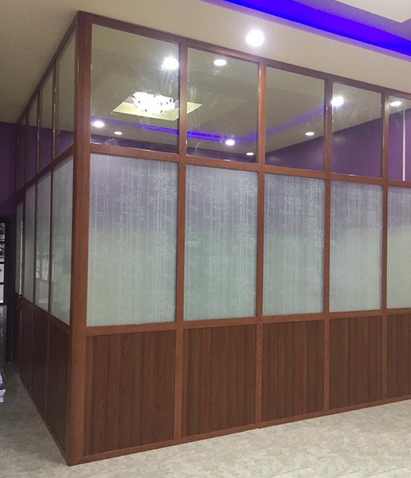 Văn phòng làm việc vách ngăn nhôm kính màu vân gỗ XCKVNNK15